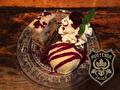 Dessert met ijs, slagroom en rode vruchtensaus