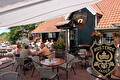 Terras en gevel van De Rustende Jager op Terschelling